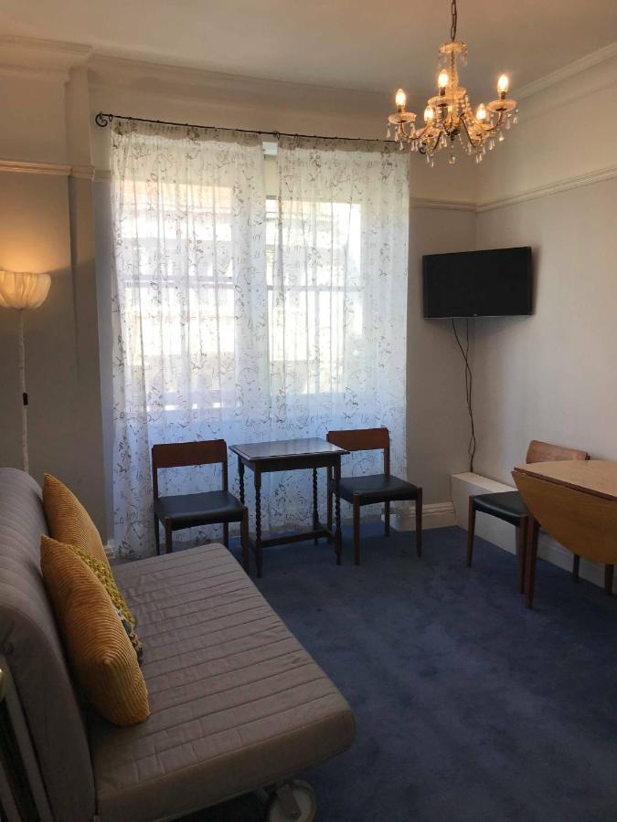 글라스턴버리 8 오울스 비앤비 B&B 외부 사진